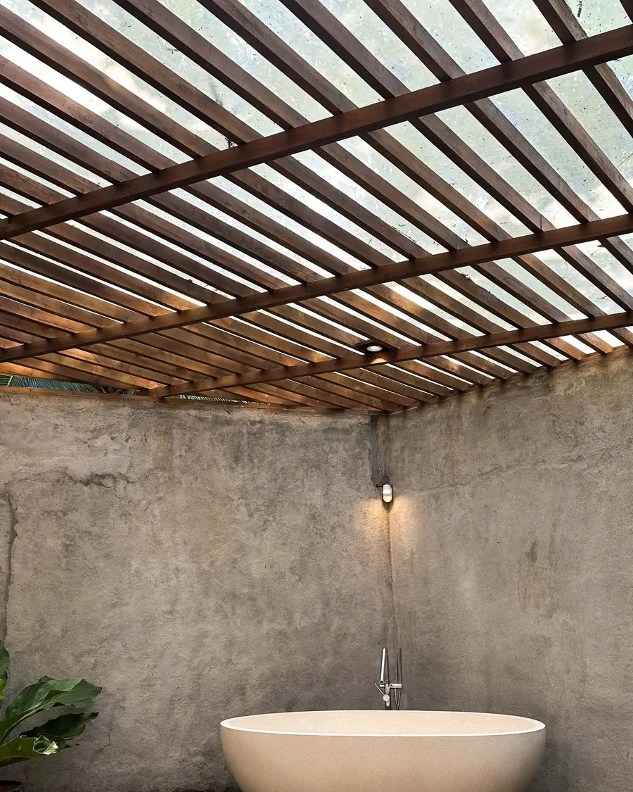 Salle de bain en pierre ouverte sur la végétation
