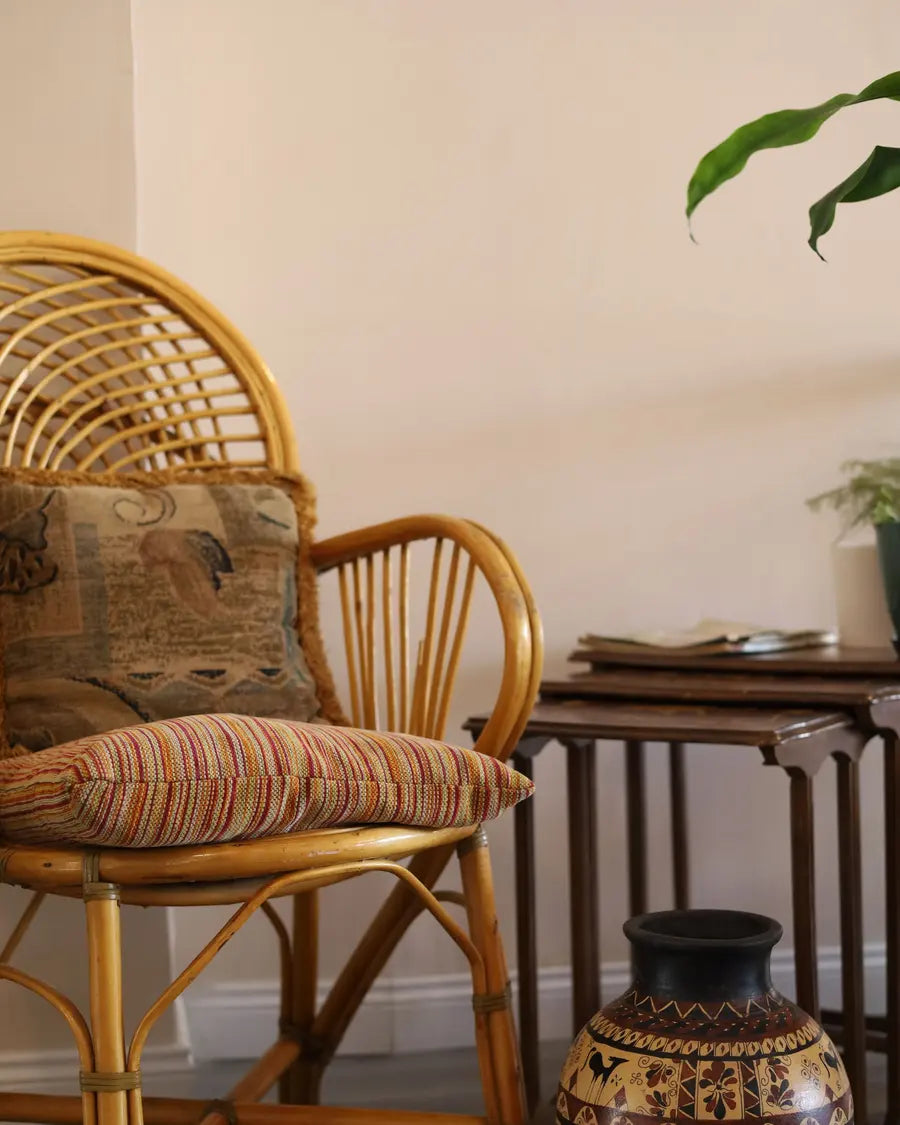 Assise tressée dans un intérieur lumineux