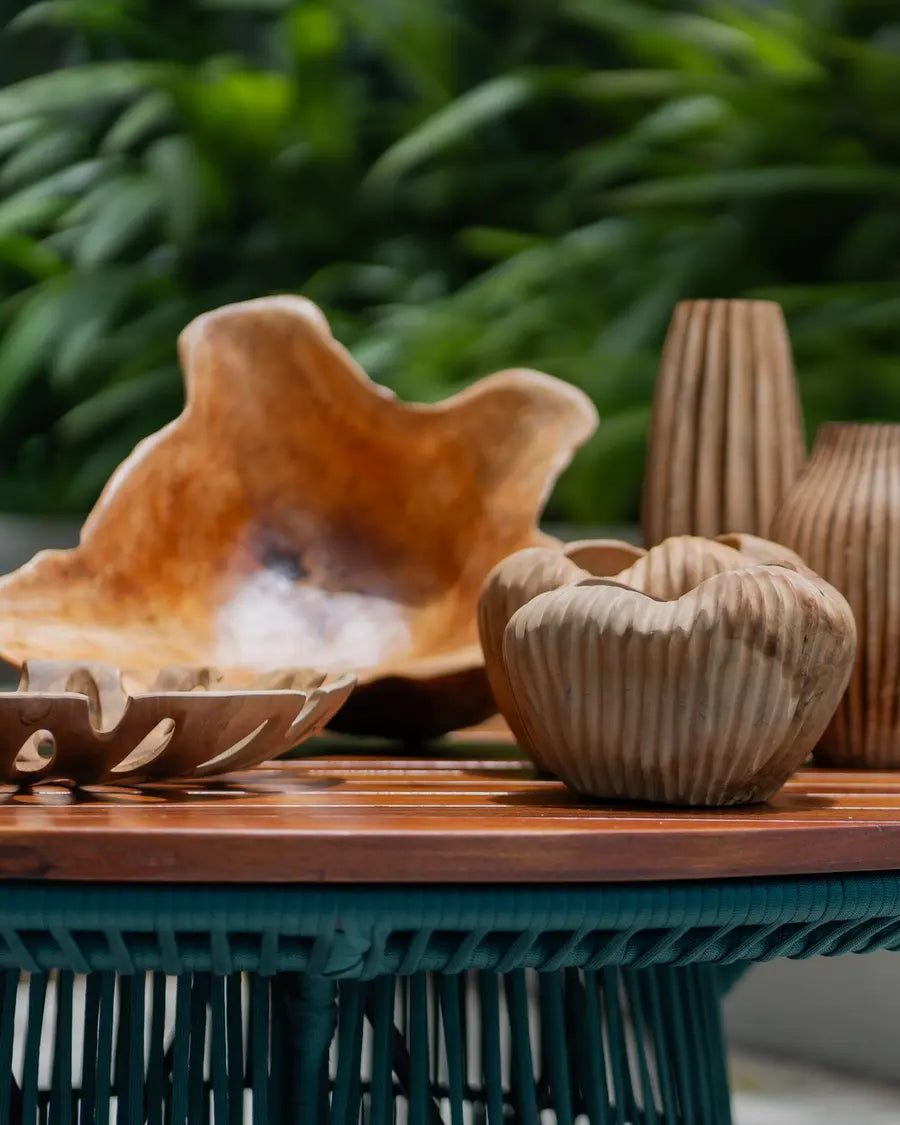 Vases et objets en bois sur une table en teck